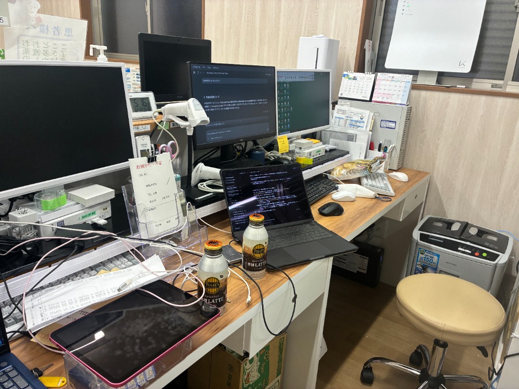 深夜の調剤室デスクとタリーズ缶